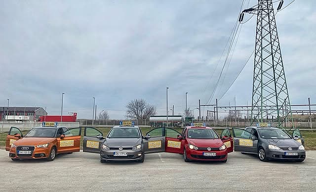 Četiri automobila za obuku sa otvorenim vratima na kojima je natpis Pegaz.