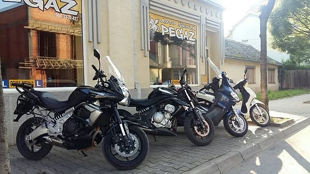 Četiri motocikla parkirana ispred kancelarije Auto škole Pegaz.